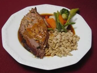 Rezept: Kalbsbrust gefüllt mit Steinpilzen und Haselnussspätzle an Gemüsedekoration Kalbsbrust gefüllt mit Steinpilzen und Haselnussspätzle an Gemüsedekoration - Rezept