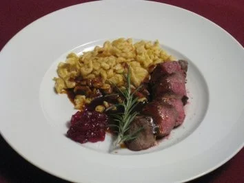 Rehnüsschen mit Calvados-Spätzle und Apfel-Preiselbeeren - Rezept