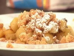 Rezept: Apple Crumble mit Amarettini-Sahnesauce (Jörg Knör) Apple Crumble mit Amarettini-Sahnesauce (Jörg Knör) - Rezept