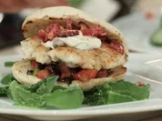 Burger de Luxe vom Rotbarsch mit Tautropfensalat á la Henze - Rezept