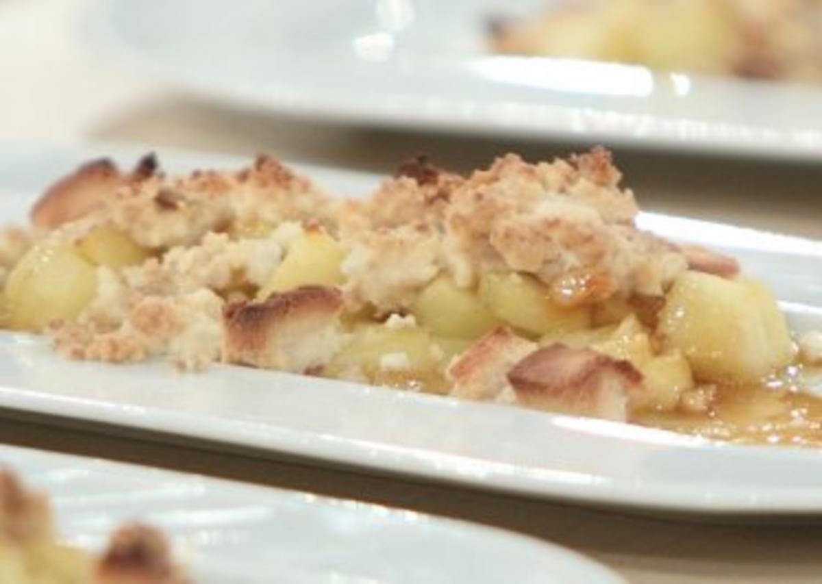 Apple-Crumble mit Amarettini-Sahne-Sauce á la Henze - Rezept