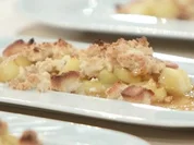 Rezept: Apple-Crumble mit Amarettini-Sahne-Sauce รก la Henze Apple-Crumble mit Amarettini-Sahne-Sauce รก la Henze - Rezept