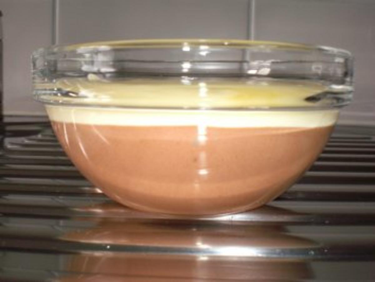 Bilder für Dessert: Mousse au chocolat weiss & schwarz an Baileys - Rezept