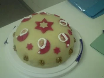 Rezept: Torten: Weihnachtstorte mit Walnuss-Sahne und Marzipan Torten: Weihnachtstorte mit Walnuss-Sahne und Marzipan - Rezept