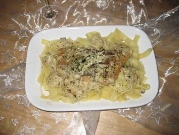 Rezept: Lachs mit Zitronen-Dill-Soße und Bandnudeln Lachs mit Zitronen-Dill-Soße und Bandnudeln - Rezept