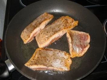 Rezept: Lachs mit Zitronen-Dill-Soße und Bandnudeln Bild Nr. 4 Lachs mit Zitronen-Dill-Soße und Bandnudeln - Rezept - Bild Nr. 4