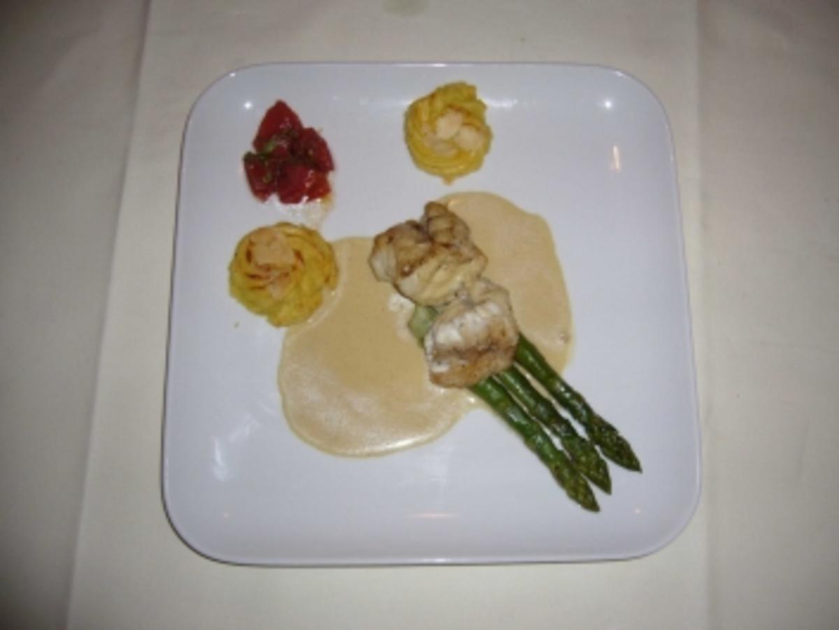 Seeteufel mit Grilltomate, Kartoffelrosetten und Dijonsoße - Rezept