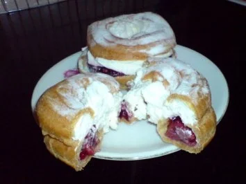 Rezept: Windbeutel mit Kirsch-Sahne-Füllung Windbeutel mit Kirsch-Sahne-Füllung - Rezept