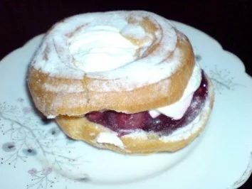 Rezept: Windbeutel mit Kirsch-Sahne-Füllung Bild Nr. 2 Windbeutel mit Kirsch-Sahne-Füllung - Rezept - Bild Nr. 2