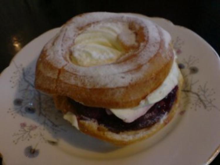 Windbeutel mit Kirsch-Sahne-Füllung - Rezept - kochbar.de