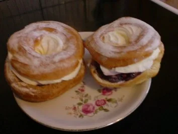 Rezept: Windbeutel mit Kirsch-Sahne-Füllung Bild Nr. 4 Windbeutel mit Kirsch-Sahne-Füllung - Rezept - Bild Nr. 4