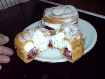 Rezept: Windbeutel mit Kirsch-Sahne-Füllung Bild Nr. 5 Windbeutel mit Kirsch-Sahne-Füllung - Rezept - Bild Nr. 5