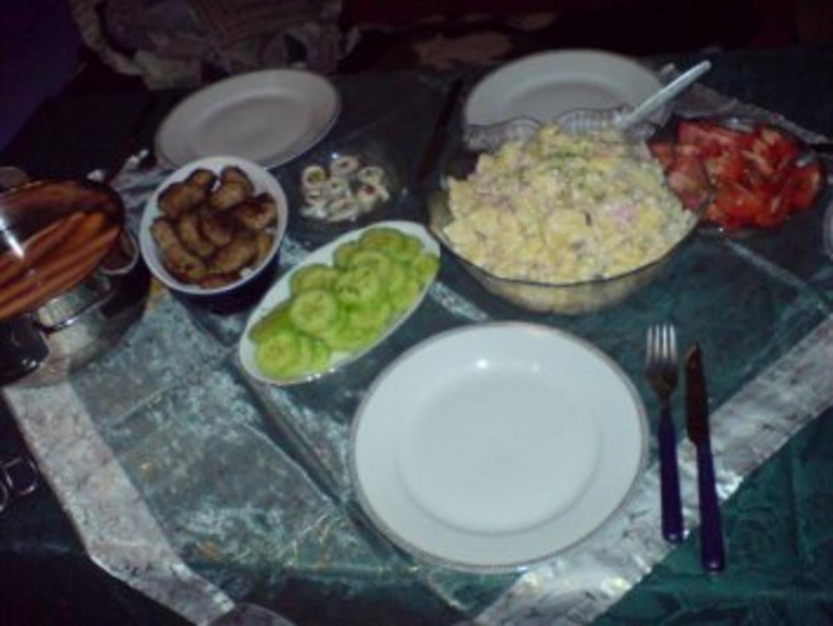 Heiligaben traditionell mit Kartoffelsalat und Würstchen - Rezept