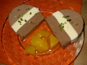 Rezept: Schokoladenmousse "Tricolor" mit marinierten Orangen Schokoladenmousse "Tricolor" mit marinierten Orangen - Rezept