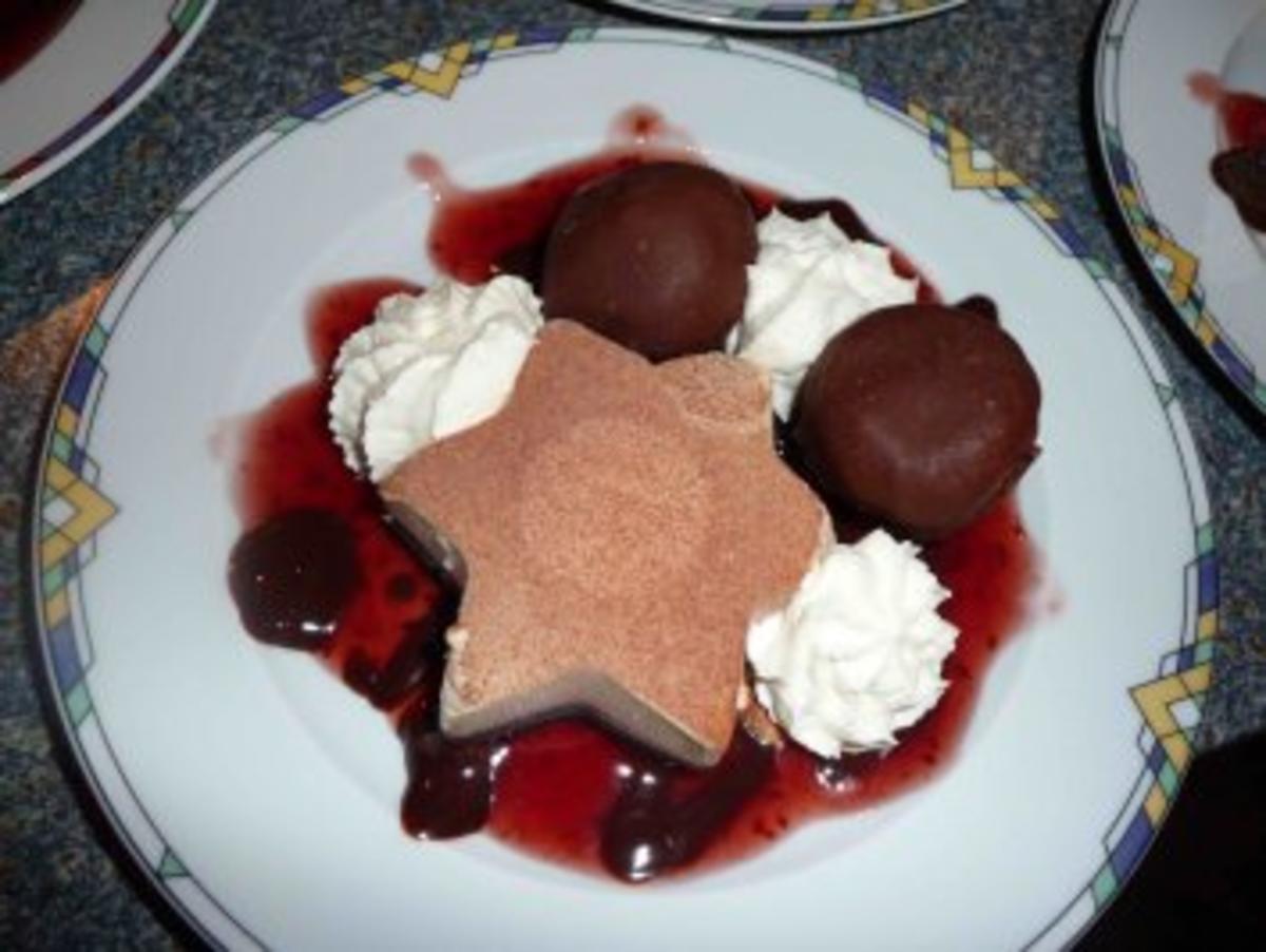 Bilder für Weihnachtsdessert mit Himbeersoße und Schokoladensoße - Rezept