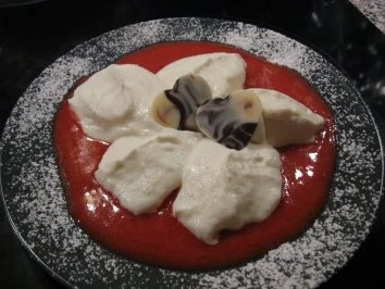 Rezept: Erdbeerpürree mit Saurer-Sahne-Creme Erdbeerpürree mit Saurer-Sahne-Creme - Rezept