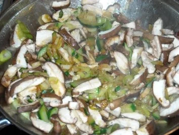 Rezept: Hähnchenpfanne mit Shii-Take-Pilze Bild Nr. 6 Hähnchenpfanne mit Shii-Take-Pilze - Rezept - Bild Nr. 6