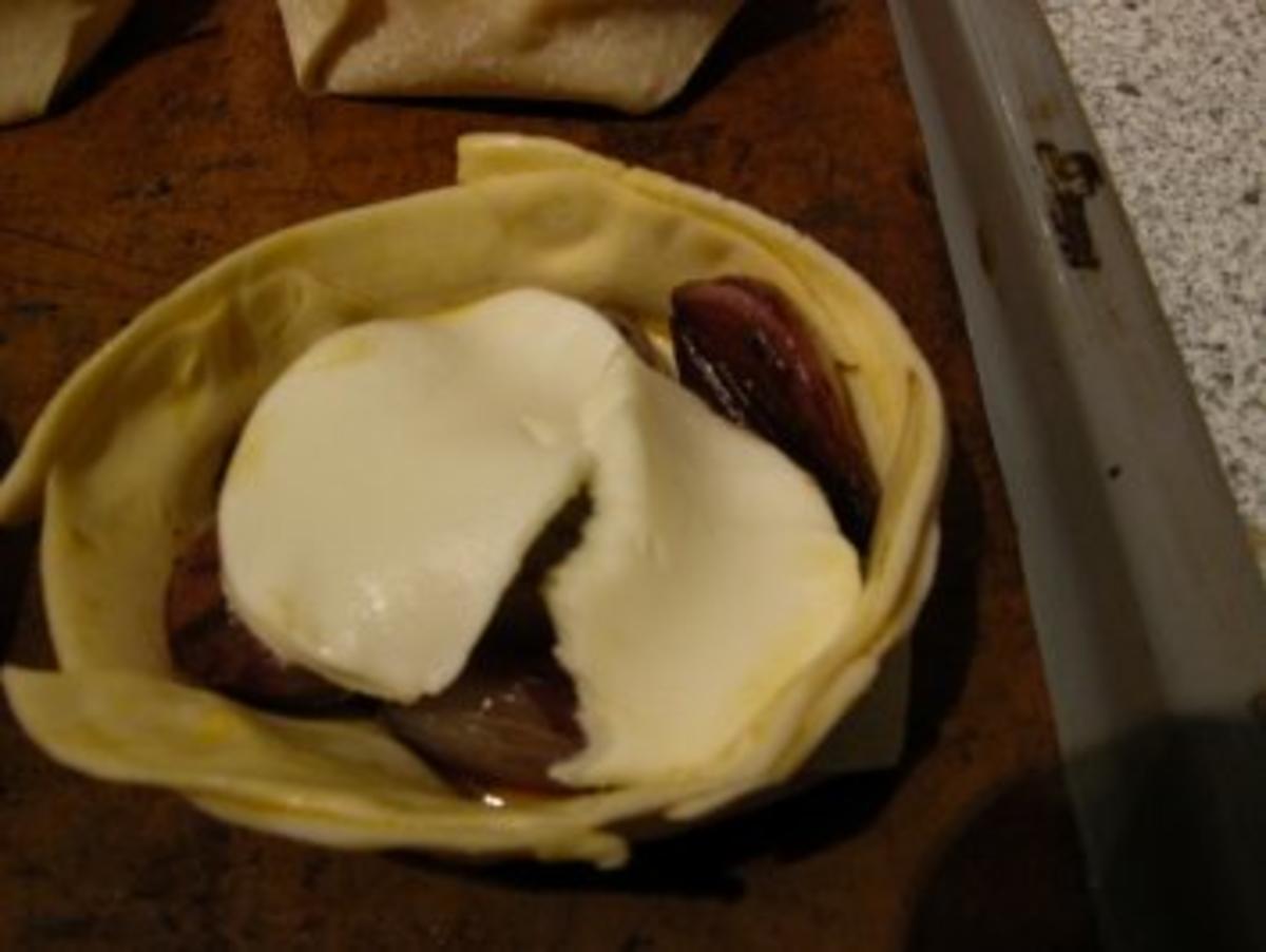 Schalotten-Pastete mit Mozzarella an Blattsalat - Rezept - Bild Nr. 4