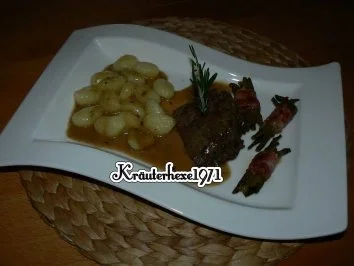 Lammrückenmedaillons mit Gnocchi und Böhnchen im Speckmantel - Rezept