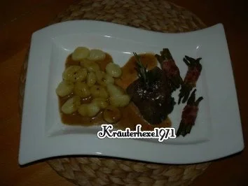 Lammrückenmedaillons mit Gnocchi und Böhnchen im Speckmantel - Rezept - Bild Nr. 7
