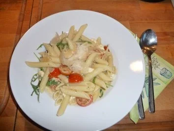 Penne rigate mit Tomaten,Rucola und Schafskäse - Rezept