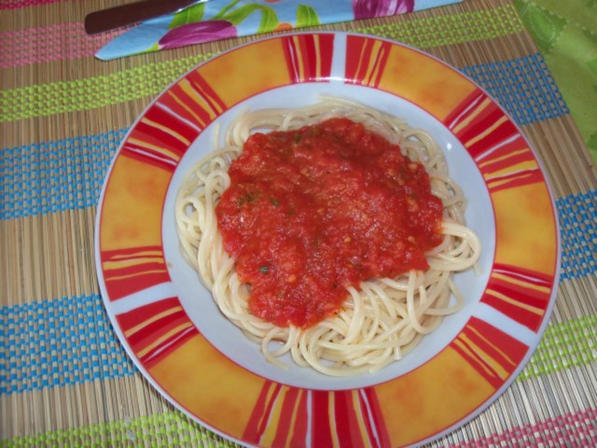Tomatensoße mit Basilikum - Rezept