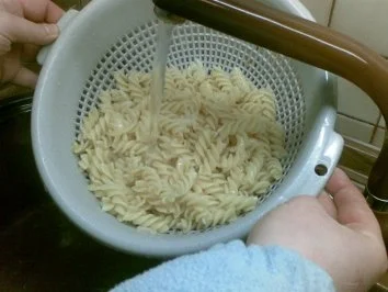 Rezept: Nudelsalat Marke "Was ist alles zu Hause" Bild Nr. 6 Nudelsalat Marke "Was ist alles zu Hause" - Rezept - Bild Nr. 6