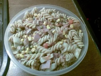 Rezept: Nudelsalat Marke "Was ist alles zu Hause" Nudelsalat Marke "Was ist alles zu Hause" - Rezept