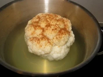 Hirschmedaillons in Rotweinsauce mit Blumenkohl, gekochten Zwiebeln - Rezept