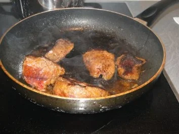 Hirschmedaillons in Rotweinsauce mit Blumenkohl, gekochten Zwiebeln - Rezept - Bild Nr. 3