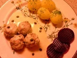 Rezept: Köngsberger Klöpschen mit Dillkartoffeln und rote Beete Köngsberger Klöpschen mit Dillkartoffeln und rote Beete - Rezept