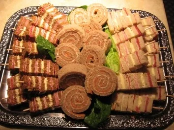 Partybrotspießle und Lachsbrotröllchen - Rezept