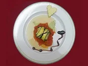 Käse im Zucchinimantel auf Tomatenconfit mit Balsamico-Apfelsoße - Rezept