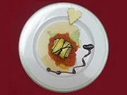 Käse im Zucchinimantel auf Tomatenconfit mit Balsamico-Apfelsoße - Rezept