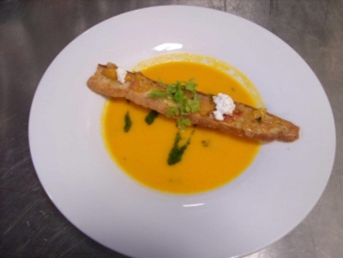 Paprika-Tomaten-Suppe, Schalotten-Orangen-Crostini, Nuss-Petersilien ...
