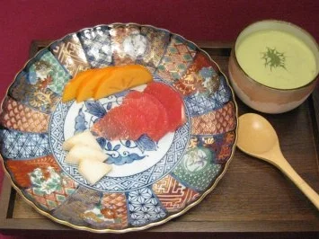 Matcha-Eiscreme mit saisonalen Früchten - Rezept