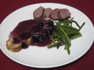 Rezept: Rehrücken an Pfifferling-Kartoffelknödeln auf Rotwein-Blaubeer-Soße Rehrücken an Pfifferling-Kartoffelknödeln auf Rotwein-Blaubeer-Soße - Rezept