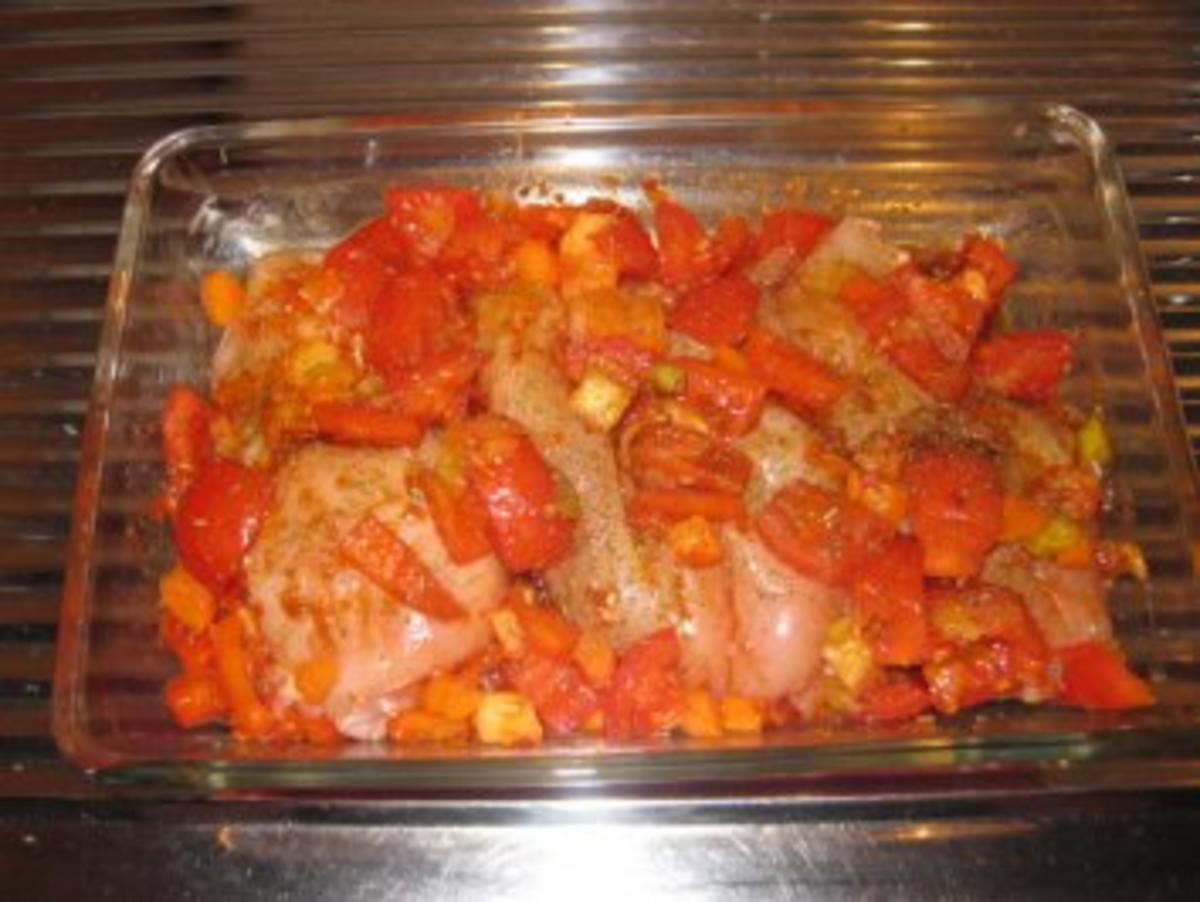 Hühnerbrüstchen versinken im Tomaten-Paprikabett - Rezept - Bild Nr. 3