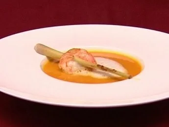 Rezept: Cremesuppe vom Hokkaidokürbis mit Ingwer, Zitronengras und Tiefseegarnele (Isabell Horn) Cremesuppe vom Hokkaidokürbis mit Ingwer, Zitronengras und Tiefseegarnele (Isabell Horn) - Rezept