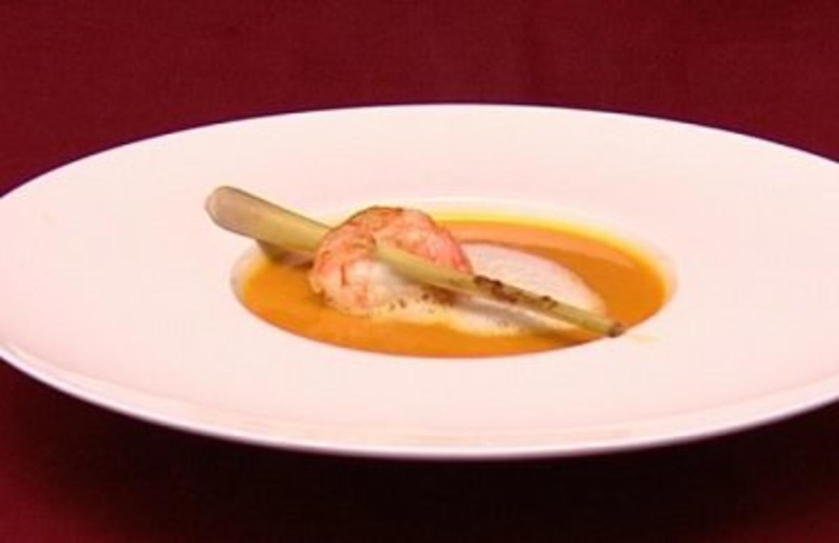 Bilder für Cremesuppe vom Hokkaidokürbis mit Ingwer, Zitronengras und Tiefseegarnele (Isabell Horn) - Rezept