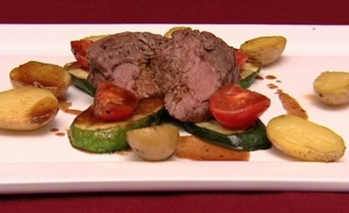 Bilder für Rinderfilet auf Zucchini, Kirschtomaten und Rosmarinkartoffeln (Isabell Horn) - Rezept