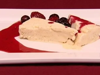 Parfait von der Tahiti-Vanille mit frischen Waldbeeren (Isabell Horn) - Rezept