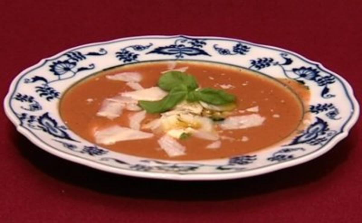 Kalte Tomaten-Melonen-Suppe und mit Spinat und Schafskäse gefüllte Blätterteigecken (Kostas Papanastasious) - Rezept