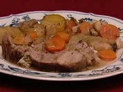 Kalbshaxe mit griechischer Soße und Kartoffeln aus dem Ofen (Kostas Papanastasious) - Rezept