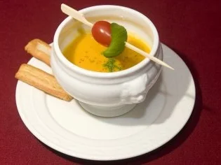 Rezept: Möhren-Kokos-Suppe (Magdalena Brzeska) Möhren-Kokos-Suppe (Magdalena Brzeska) - Rezept