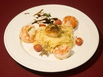 Makarony z krewetkami i zabkowany - Nudeln mit Shrimps und Jakobsmuscheln (Magdalena Brzeska) - Rezept