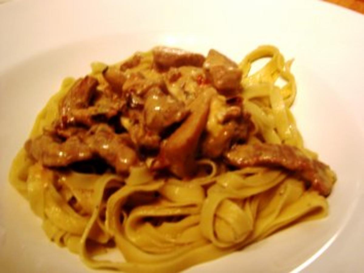 Tagliatelle mit Schweinefiletstreifen - Rezept - kochbar.de