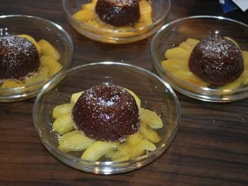 Warme Schokoküchlein auf karamellisierten Apfelspalten - Rezept