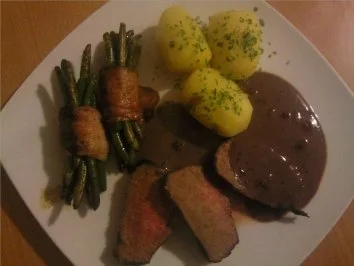 ** festliche Anlässe ** zart rosa gebratenes Hirschfilet an Rotwein-Preiselbeersoße - Rezept