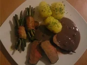 ** festliche Anlässe ** zart rosa gebratenes Hirschfilet an Rotwein-Preiselbeersoße - Rezept